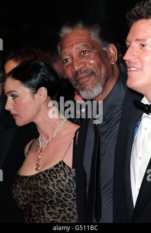 L'acteur américain Morgan Freeman (au centre), et l'actrice Monica Bellucci arrivent à la première du film, "sous suspicion", dans lequel ils sont en vedette, au Festival de Cannes, en France. Banque D'Images