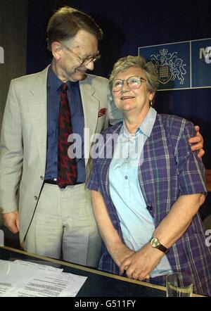 Paul et Diana Lamplugh montrent leur soulagement à Scotland Yard après la réouverture de l'enquête sur le meurtre de leur fille, agent immobilier Suzy Lamplugh en juillet 1986. Banque D'Images