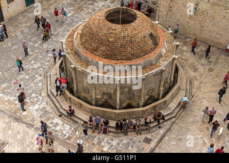 La grande fontaine d'Onofrio vue depuis les remparts de la ville Dubrovnik Croatie Banque D'Images