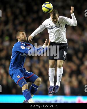 Football - FA Cup - Cinquième Round Replay - Tottenham Hotspur v Stevenage - White Hart Lane.Rafael Van der Vaart de Tottenham Hotspur (à droite) et Michael Bostwick de Stevenage en action Banque D'Images