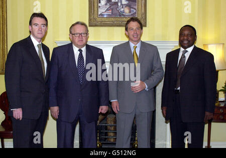 L'ancien secrétaire général du Congrès national africain Cyril Ramaphosa, d'extrême droite, et l'ancien président finlandais Martti Ahtisaari, de la deuxième gauche, les deux inspecteurs internationaux ont confié la tâche d'examiner les armes de l'IRA. * .. Décharges dans le cadre des plans de restauration du gouvernement dévot en Irlande du Nord, rencontrer le Premier ministre Tony Blair et le Secrétaire d'Irlande du Nord Peter Mandelson, à l'extrême gauche, Au numéro 10, rue Downing avant d'arriver dans la province pour rendre compte au chef de l'organisme indépendant de désaffectation internationale, le général John de Chastelain, sur les magasins d'armes. Banque D'Images