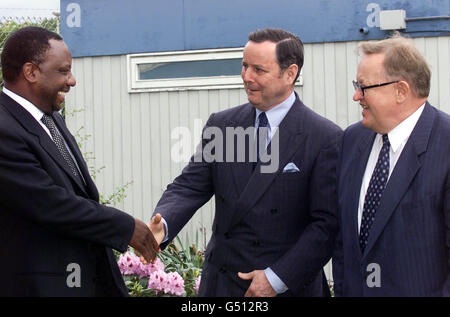 Le chef de l'organe de désarmement, le général John de Chastelain, au centre, accueille à Belfast, après des entretiens avec Tony Blair à Londres, l'ancien fonctionnaire de l'ANC, Cyril Ramaphosa, à gauche, et l'ancien président finlandais Martti Ahtisaari.* les deux inspecteurs ont appelé pour surveiller les décharges d'armes de l'IRA promis aujourd'hui pour s'assurer que les armes enterrées dans elles ne sont jamais utilisées à nouveau.Voir PA News Story ULSTER parle.Photo PA: Paul Faith Banque D'Images