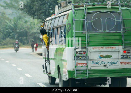 Le Népal, Région du Centre, de l'Annapurna - Benighat Circuit Voyage Pokhara, Jhobang à Katmandou - Riding the bus, darling passager de Katmandou Banque D'Images