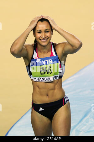 Jessica Ennis, de Grande-Bretagne, sourit alors qu'elle se dégage de la hauteur lors de l'événement High Jump du Pentathlon des femmes lors des Championnats du monde en salle de l'IAAF à l'Atakoy Athletics Arena, Istanbul, Turquie. Banque D'Images