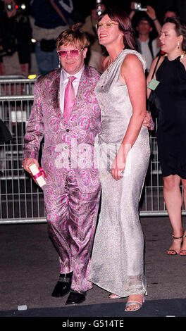 Sir Elton John et Janet Street porter arrivent à la soirée de Gala 2000 du Cinéma contre le SIDA pour profiter de l'amfAR, au Festival de Cannes, en France. Banque D'Images