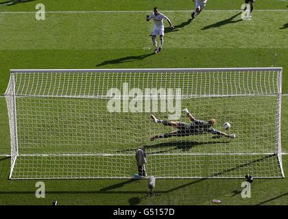 Football - Barclays Premier League - Swansea City / Manchester City - Liberty Stadium.Scott Sinclair (en haut) de Swansea City a sauvé sa pénalité par le gardien de but de Manchester City Joe Hart Banque D'Images