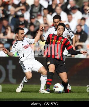 Football - Barclays Premier League - Swansea City / Manchester City - Liberty Stadium.Samir Nasri de Manchester City (à droite) et Leon Britton de Swansea City (à gauche) en action Banque D'Images