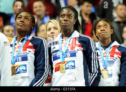 L'équipe de relais de 4 x 400 m de la Grande-Bretagne, Perri Shakes-Drayton (à gauche), Nicola Sanders (deuxième à gauche), Christine Ohurugo (deuxième à droite) et Shana Cox, célèbrent avec des médailles d'or lors des championnats du monde en salle de l'IAAF à l'Atakoy Athletics Arena, Istanbul, Turquie. Banque D'Images