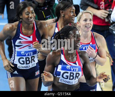 L'équipe de relais de 4 x 400 m de la Grande-Bretagne, Shana Cox (à gauche), Nicola Sanders (à droite), Christine Ohuruogu (à l'avant) et Perri shakes-Drayton (au centre à l'arrière), célèbre l'or remporté lors des Championnats du monde en salle de l'IAAF à l'Atakoy Athletics Arena, Istanbul, en Turquie. Banque D'Images