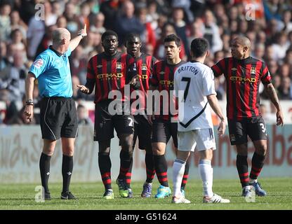 Football - Barclays Premier League - Swansea City / Manchester City - Liberty Stadium.L'arbitre Lee Mason (à gauche) a des mots avec le Kolo Toure de Manchester City (2ème à gauche) à la suite d'un défi Banque D'Images