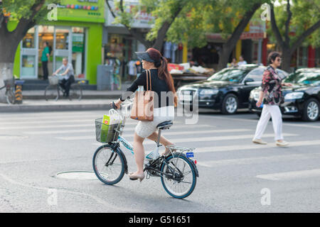 La Chine, Beijing, des cyclistes sur les rues de Pékin Banque D'Images