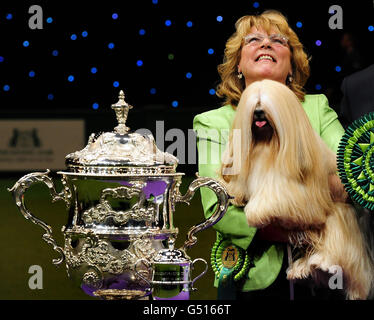 Elizabeth, une Lhassa Apso, gagnante du titre de meilleur spectacle, avec la propriétaire Margaret Anderson, au Crufts 2012 tenu au NEC, Birmingham. Banque D'Images