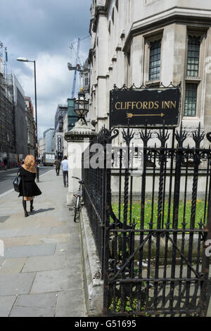 Rampes à l'extérieur de Clifford's Inn, Chancery Lane, Londres, Royaume-Uni Banque D'Images