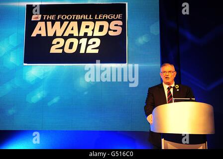 Greg Clarke, président de la Ligue de football, pratique son discours avant les 2012 football League Awards à la Brewery, Londres. Banque D'Images