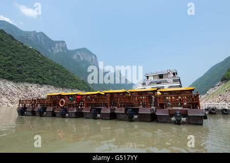 La Chine, Chongqing, croisière sur la rivière Yangtze, les petits bateaux d'excursion à un convoyeur en Gorge Wu qui a une longueur de 44 km Banque D'Images