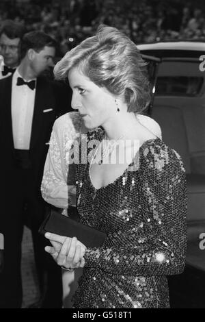 La princesse Diana arrive à l'Empire Theatre, Leicester Square, pour la première caritative du film 'Lady Jane'. Le film porte sur la vie de Lady Jane Gray, 'la reine des neuf jours', rivale de l'héritier d'Henry VIII, Bloody Mary. Banque D'Images