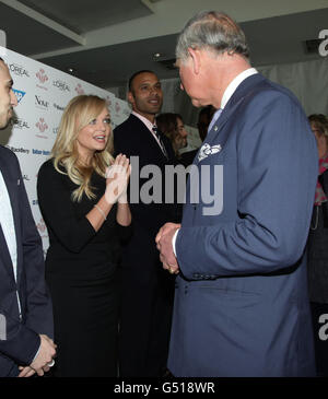 Le Prince de Galles s'entretient avec Emma Bunton lors du Prince's Trust et de l'Oréal Paris Celebrate Success Awards, à l'Odeon Leicester Square, dans le centre de Londres. Banque D'Images