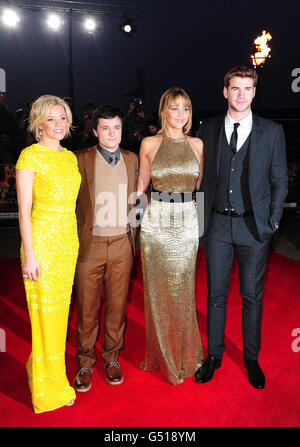 (De gauche à droite) Elizabeth Banks, Josh Hutcherson, Jennifer Lawrence et Liam Hemsworth arrivent à la première des Hunger Games à l'O2 à Londres. Banque D'Images