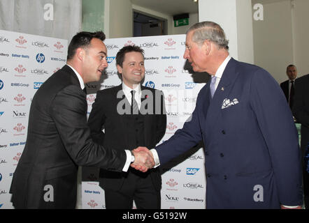 Le Prince de Galles s'entretient avec Ant et DEC lors du Prince's Trust et de l'Oréal Paris Celebrate Success Awards, à l'Odeon Leicester Square, dans le centre de Londres. Banque D'Images