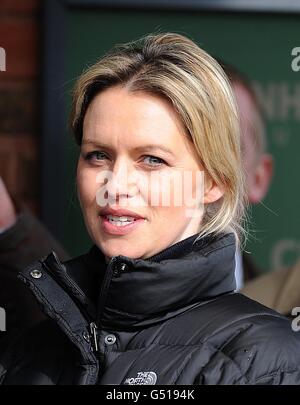 Rebecca Curtis, entraîneuse gagnante, lors de la présentation du trophée après que TeaforThree remporte la chasse nationale du Jubilé de diamant pendant le Cheltenham Festival. Banque D'Images