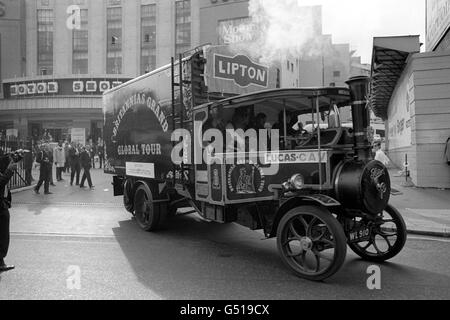 Michael Brain part dans son fourgon à vapeur Foden 1926 sur la première partie de son circuit mondial de 23,000 miles, du spectacle automobile d'Earls court. Banque D'Images