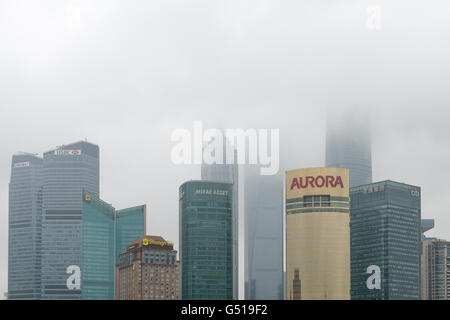 Chine, Shanghai, Pudong skyline de brouillard à Banque D'Images