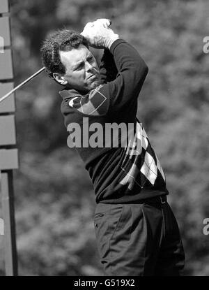 Le golfeur Bernard Gallacher en action, sur le deuxième trou lors du troisième tour du Dunhill British Masters Golf Championship, au Woburn Golf and Country Club. Banque D'Images