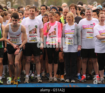 Kate (au centre) et Gerry McCann (deuxième à partir de la gauche) rejoignent les coureurs au début de la course Miles for Missing People, à Regent's Park, dans le centre de Londres. Banque D'Images