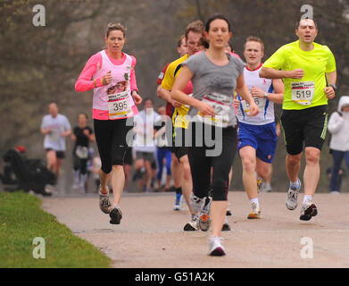 Des miles pour les personnes disparues.Kate McCann (à gauche) participe à la course Miles for Missing People, à Regent's Park, dans le centre de Londres. Banque D'Images