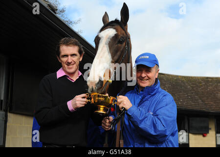 Coupe d'or Cheltenham vainqueur Jockey Tony McCoy (à gauche) et entraîneur Jonjo O'Neill (à droite) avec synchronisé lors d'une visite stable au château de Jackdaws, Temple Guiting. APPUYEZ SUR ASSOCIATION photo. Date de la photo: Samedi 17 mars 2012. Voir PA Story RACING Gold Cup. Le crédit photo devrait indiquer : PA Wire Banque D'Images