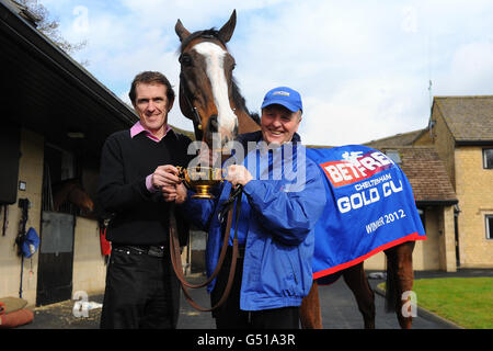 Coupe d'or Cheltenham vainqueur Jockey Tony McCoy (à gauche) et entraîneur Jonjo O'Neill (à droite) avec synchronisé lors d'une visite stable au château de Jackdaws, Temple Guiting. Banque D'Images