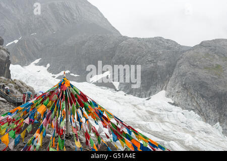 La Chine, le Yunnan Sheng, Lijiang Shi, Snow Mountain à Lijang, drapeaux de prière bouddhiste sur Snow Mountain Banque D'Images