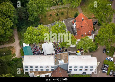 Vue aérienne, pour la Coupe du Monde 2014, vue aérienne, la consultation du public dans le restaurant du parc, Herne, du parc Rudel, regarder la télévision en plein air, Banque D'Images