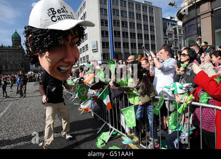 La parade de la St Patrick quitte l'hôtel de ville de Belfast. Banque D'Images