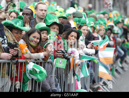 Les gens se rassemblent pour la parade de la St Patrick sur O'Connell Street, Dublin. Banque D'Images