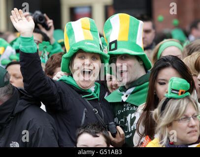 Les gens se rassemblent pour la parade de la St Patrick sur O'Connell Street, Dublin. Banque D'Images