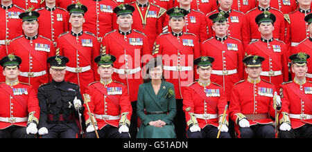 La duchesse de Cambridge pose une photo officielle lorsqu'elle visite la caserne Aldershot le jour de la St Patrick. Banque D'Images