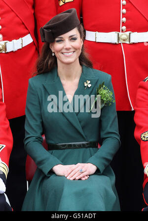 La duchesse de Cambridge pose une photo officielle lorsqu'elle visite la caserne Aldershot le jour de la St Patrick. Banque D'Images