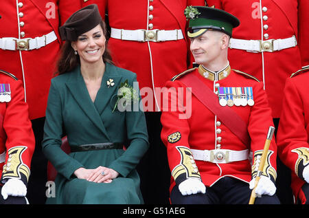 La duchesse de Cambridge pose une photo officielle lorsqu'elle visite la caserne Aldershot le jour de la St Patrick. Banque D'Images