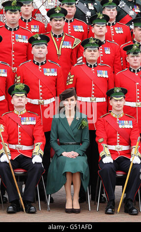 La duchesse de Cambridge pose une photo officielle lorsqu'elle visite la caserne Aldershot le jour de la St Patrick. Banque D'Images