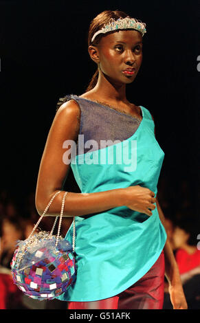 Un modèle portant la tenue d'un designer diplômé de l'Université d'Angleterre centrale, à Birmingham, marche le podium lors du défilé de mode des diplômés au Planet 2000 à Londres. Banque D'Images