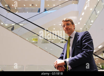 Charlie Mayfield, président du John Lewis Partnership au magasin John Lewis du centre commercial Westfield de Stratford, dans l'est de Londres, après l'annonce que la prime du partenaire de cette année sera de 14 %. Banque D'Images