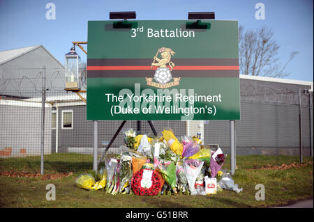 Une personne dépose un hommage floral dans la caserne du 3e Bataillon du Yorkshire Regiment à Warminster Wiltshire après que six soldats ont été tués dans l'attaque la plus grave des troupes britanniques en Afghanistan depuis le début des opérations en 2001. Banque D'Images