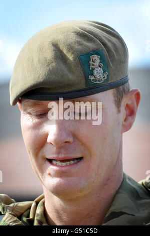 Le lieutenant-colonel Zac Stenning, commandant du 3e Bataillon, The Yorkshire Regiment, lit une éloge à la caserne de Battlebury, dans le Wiltshire, après que six soldats aient été tués lors de la pire attaque ennemie contre les troupes britanniques en Afghanistan depuis le début des opérations en 2001. Banque D'Images