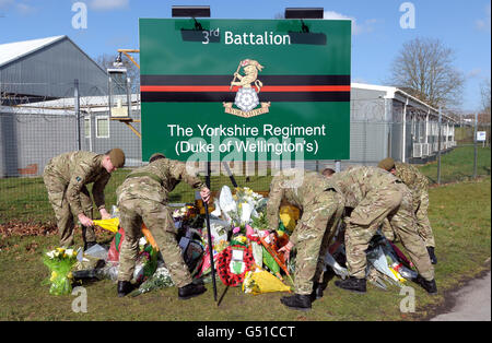 Les soldats réarrangent les hommages floraux au 3e Bataillon les casernes du Yorkshire Regiment à Warminster Wiltshire après que six soldats ont été tués lors de la pire attaque ennemie contre les troupes britanniques en Afghanistan depuis le début des opérations en 2001. Banque D'Images