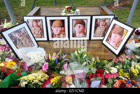 Des images encadrées (de gauche à droite) du Soldat Christopher Kershaw, du Sergent Nigel coupe, du Caporal Jake Hartley, du Soldat Daniel Wade, du Soldat Daniel Wilford et du Soldat Anthony Frampton sont présentées parmi les hommages floraux dans les casernes du 3e Bataillon du Yorkshire Regiment à Warminster, Wiltshire après que les six soldats ont été tués lors de la pire attaque ennemie contre les troupes britanniques en Afghanistan depuis le début des opérations en 2001. Banque D'Images