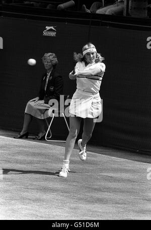 Andrea Jaeger, 18 ans, en action contre Martina Navratilova, en Tchécoslovaquie, pendant Wimbledon.Navratilova a battu Jaeger 6-0, 6-3 en seulement 54 minutes pour conserver son championnat, sa quatrième en tout. Banque D'Images