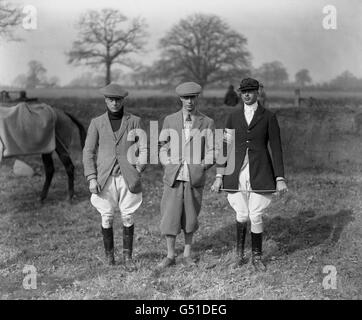 (G-D) le prince de Galles (plus tard Edward VIII et duc de Windsor), le duc de York (plus tard George VI) et le prince Henry de Gloucester à Arborfield Cross, où les deux princes ont participé à des courses de point à point. Banque D'Images