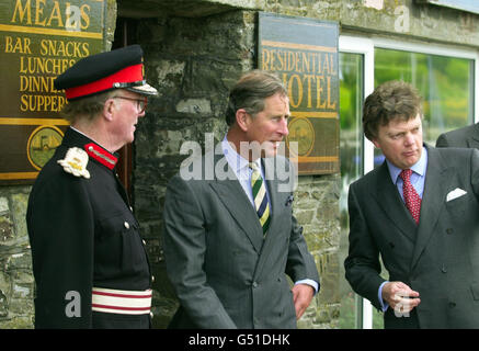 HRH le Prince de Galles quitte le Steam Packet Inn dans l'île de Whithorn, en Écosse, où il a eu une visite privée avec les familles de la tragédie de Solway Harvester. Banque D'Images