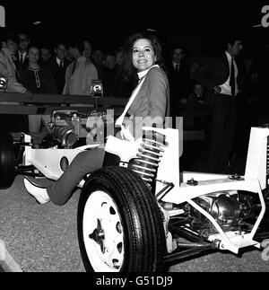 L'actrice Diana Rigg, qui joue Emma Peel dans la série télévisée The Avengerss', est assise sur les secrets d'un châssis Lotus Elan, sur le stand Lotus au Motor Show tenu à Earls court à Londres. DIANA RIGG DIANA RIGG Banque D'Images